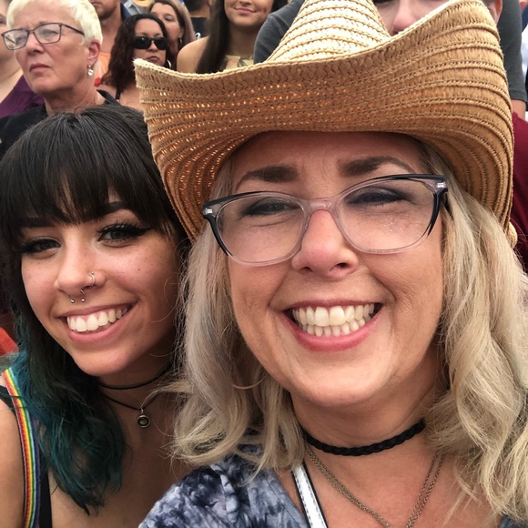 Meet your Posher, Stephanie - Picture 2 of 3